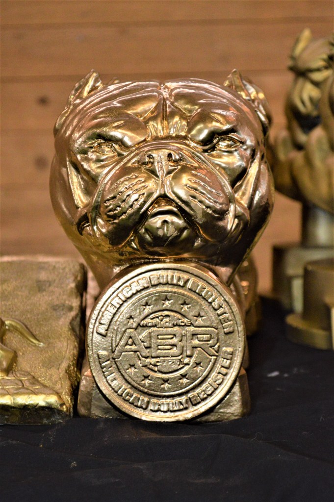 Prispokal föreställande en förgylld American Bully