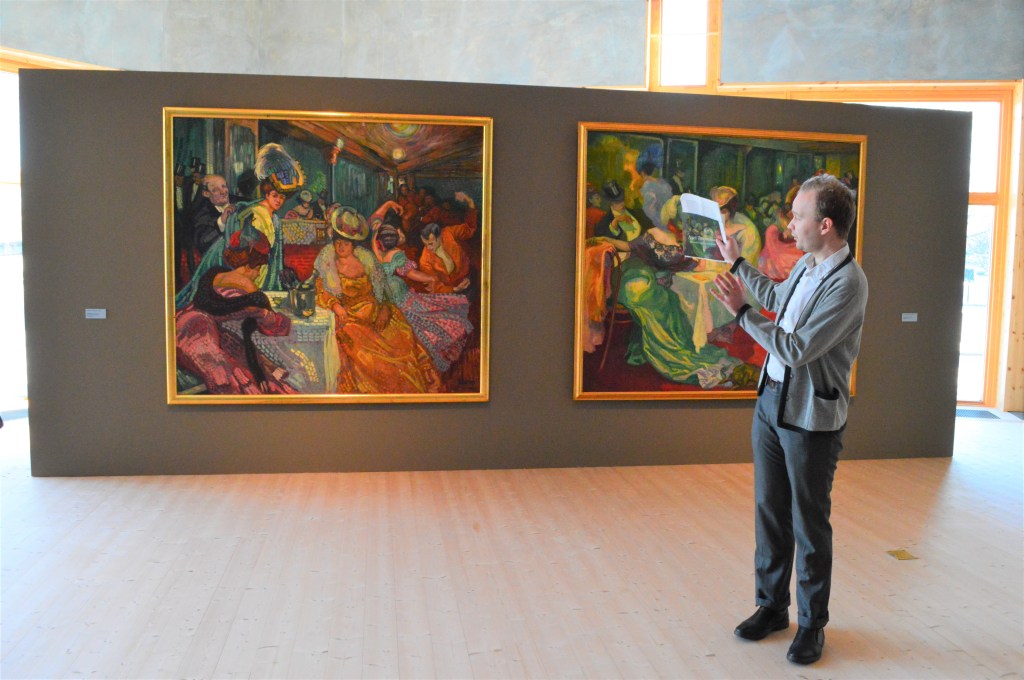 Curator Adam Korpskog framför Nattcafé II av Axel Törneman