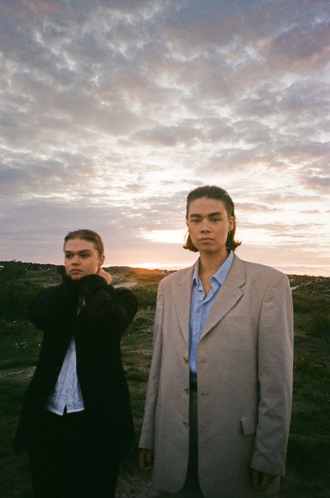 Danska duon PRISMA, stående framför en himmel. 