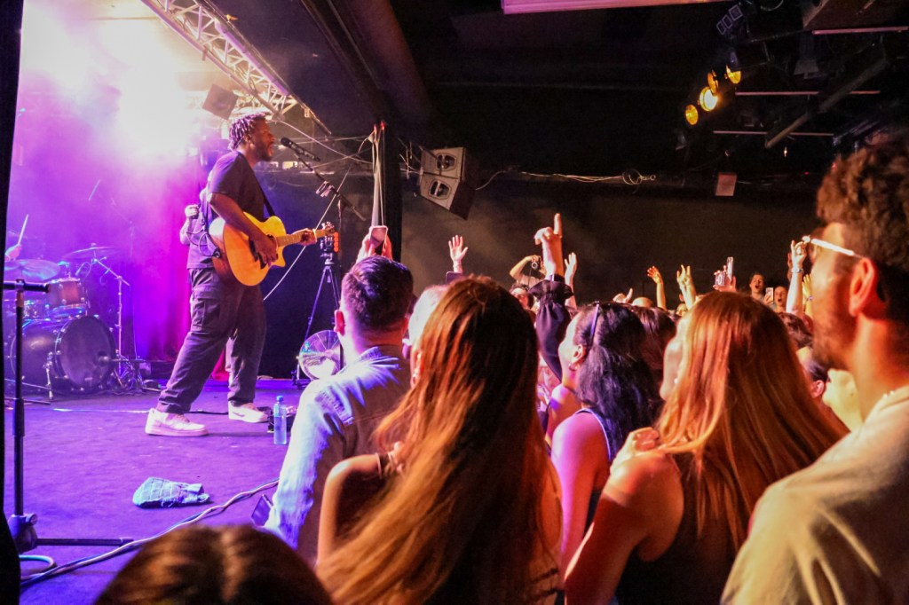 Myles Smith spelar på Debaser Strand