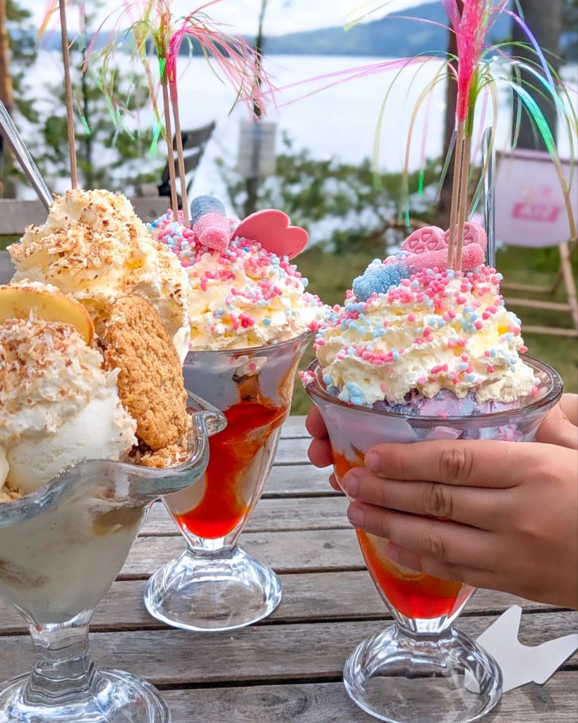 Glass i vägare från Mormors glasscafé i Lysvik, Sunne